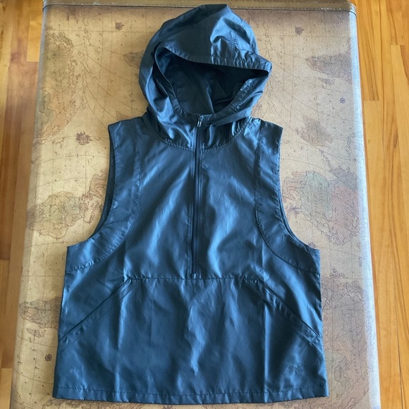 Under Armour Women's Black Sleeveless windbreaker with hood - Picture 1 of 7